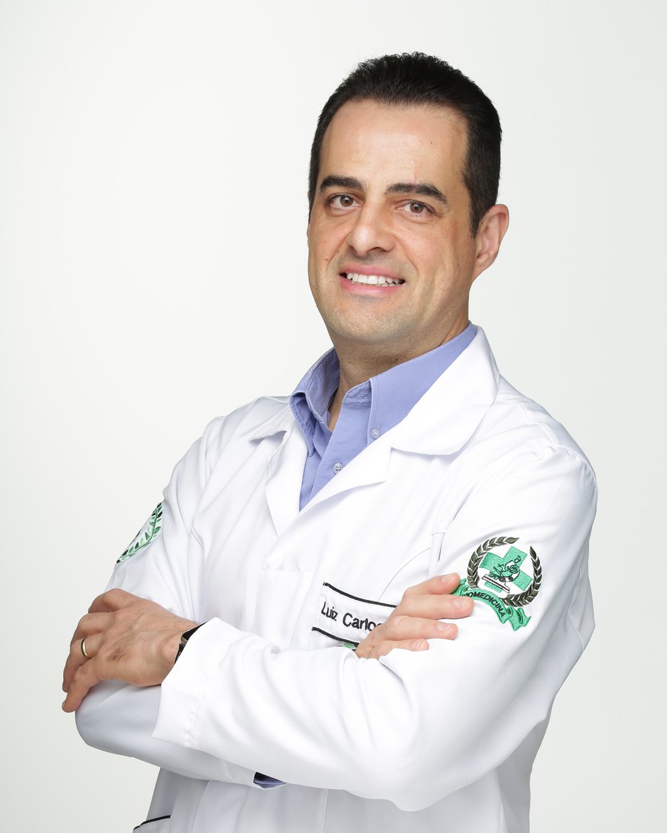 Dr. Luiz Carlos em prática clínica